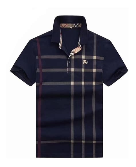 outfit con playera azul burberry